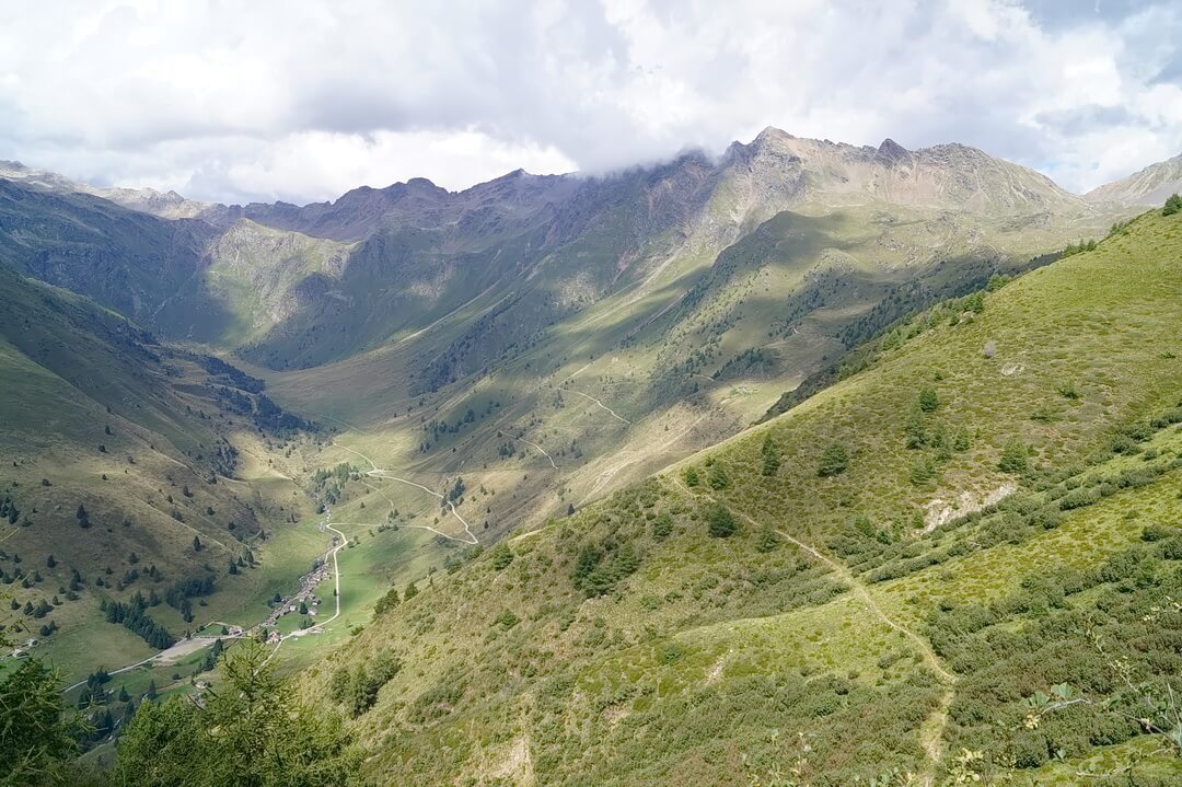 Blick zurück von der Alta Via Camuna ins Valle di Viso - im Hintergrund die Auffahrt in Richtung Montozzo-Scharte