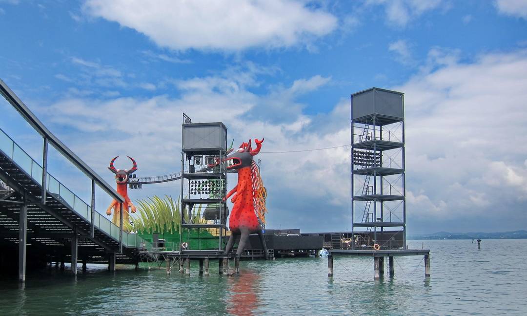 Bregenz: an der Seebühne sind schon Kulissen aufgebaut für die alljährlich stattfindenden Festpiele