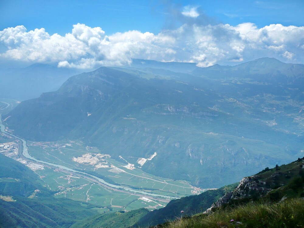 Blick über das Etschtal zum Monte Baldo-Massiv