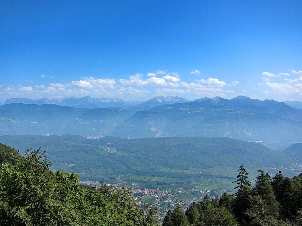 Blick vom Mendelpass zu den Dolomiten