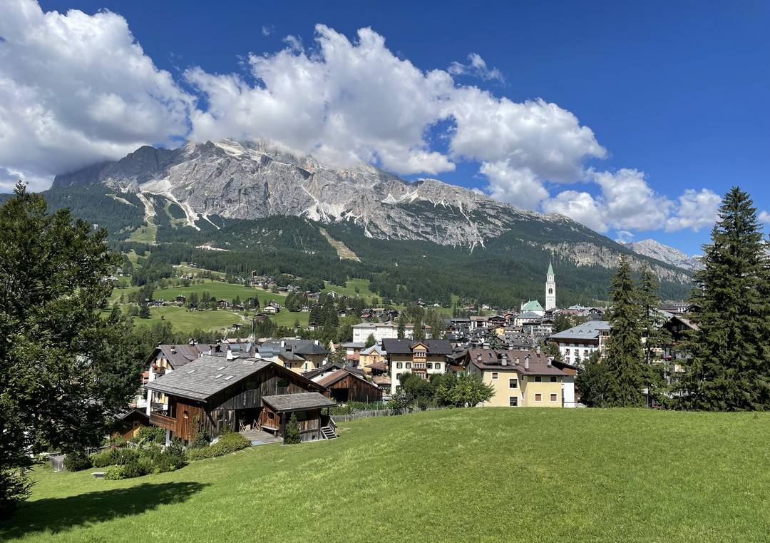 Panorama über Cortina d’Ampezzo zur Tofana