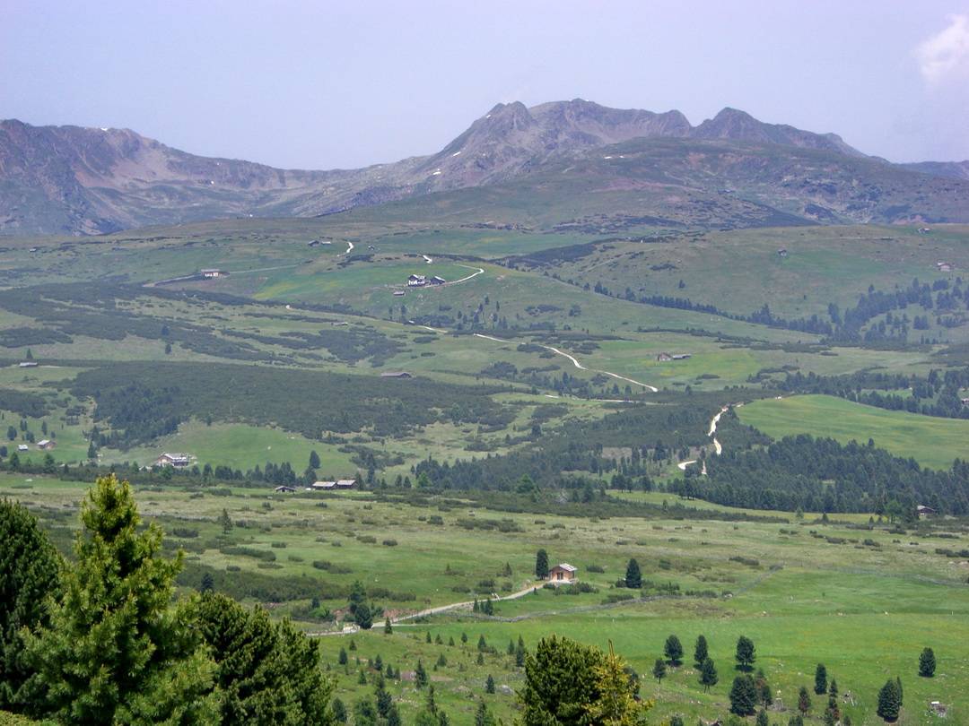 Villanderer Alm - Blick in Richtung Norden mit Stöfflhütte und Kassianspitze