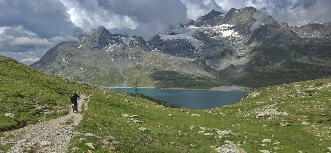 Piz Cambrena und Lago Bianco am Berninapass