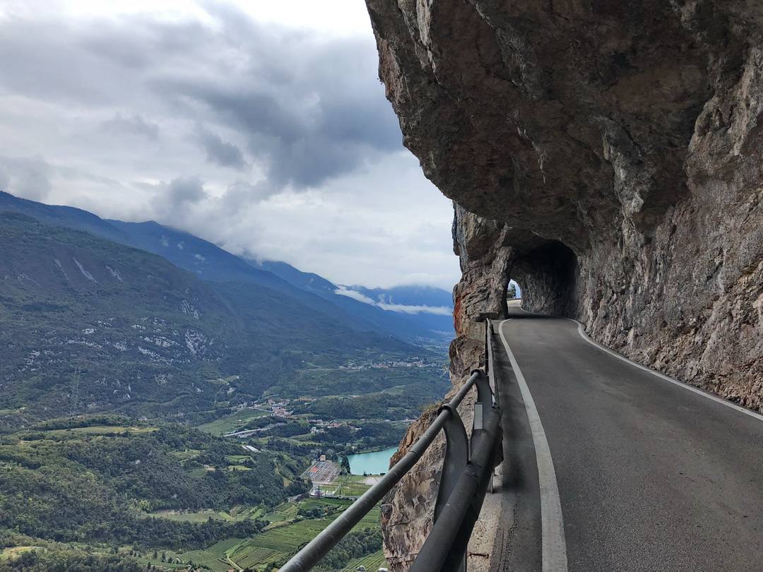 Spektakuläre Straße in der Felswand